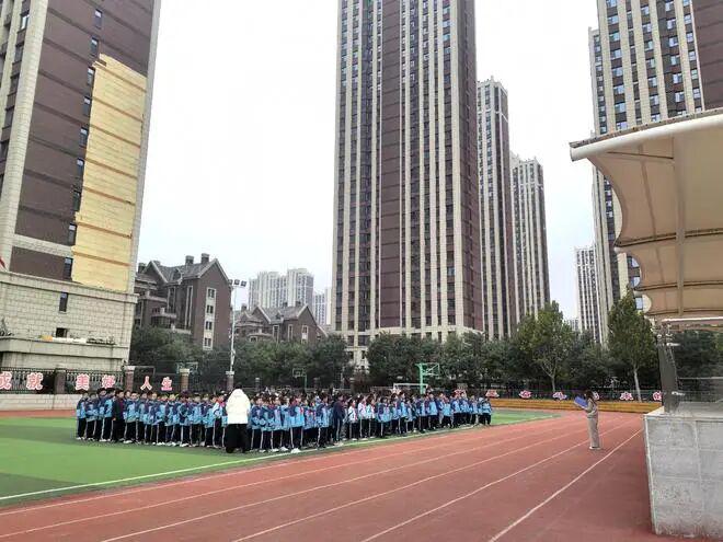 【直通校园】沉浸式体验！正阳街小学防震应急演练护“青苗”(图3)