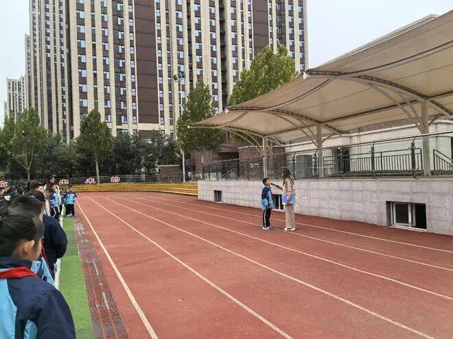 【直通校园】沉浸式体验！正阳街小学防震应急演练护“青苗”(图4)