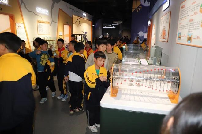 必赢中国随州市消防科普教育基地揭牌！500余名师生沉浸式学消防(图1)