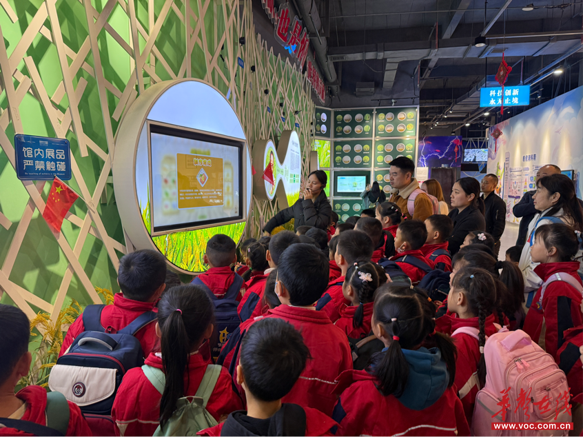 怀化市宏宇小学学子走进市科学技术馆开启科学探索启蒙之旅(图2)