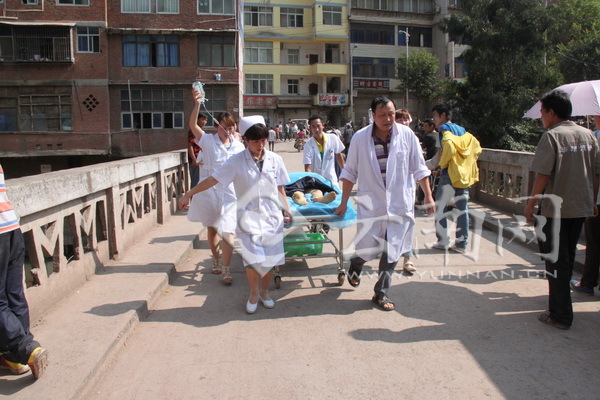 彝良发生57级地震 街上挤满避难群众（组图）(图1)