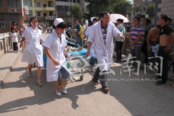 彝良发生57级地震 街上挤满避难群众（组图）(图2)