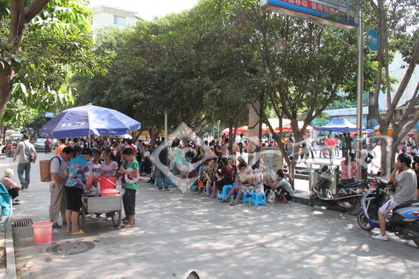 彝良发生57级地震 街上挤满避难群众（组图）(图5)