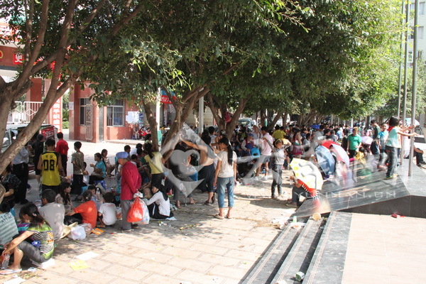 彝良发生57级地震 街上挤满避难群众（组图）(图7)