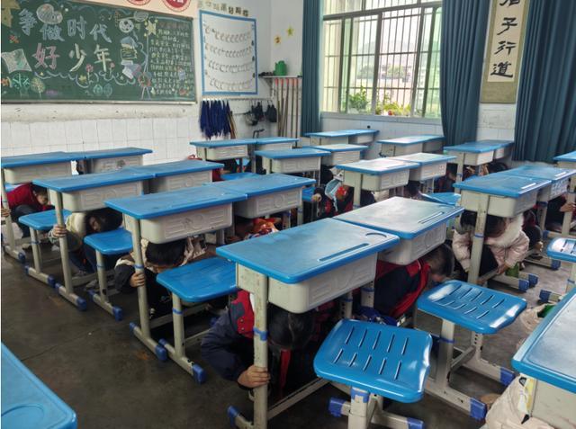 高县逸夫小学校开展应急疏散演练 筑牢校园安全防线(图3)