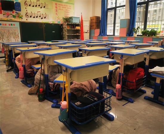 防震必赢中国官方网站逃生演练 安全时刻记心间：奥龙小学开展防震安全疏散演练活动