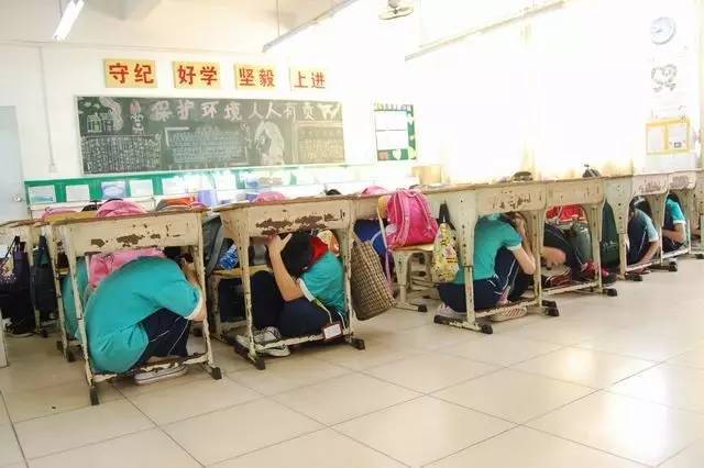 永艺股份申请“一种适用于椅类稳定性测试的试验仪器”专利可防止椅子在测试过程中完全倾覆(图1)