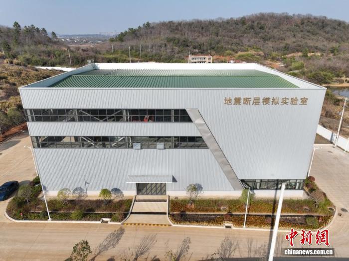 全球首套地震断层模拟实验装置在武汉验收通过(图1)