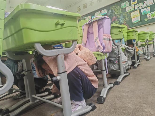 必赢中国合肥市乐农新村小学长江路校区开展防震疏散实战演练(图1)