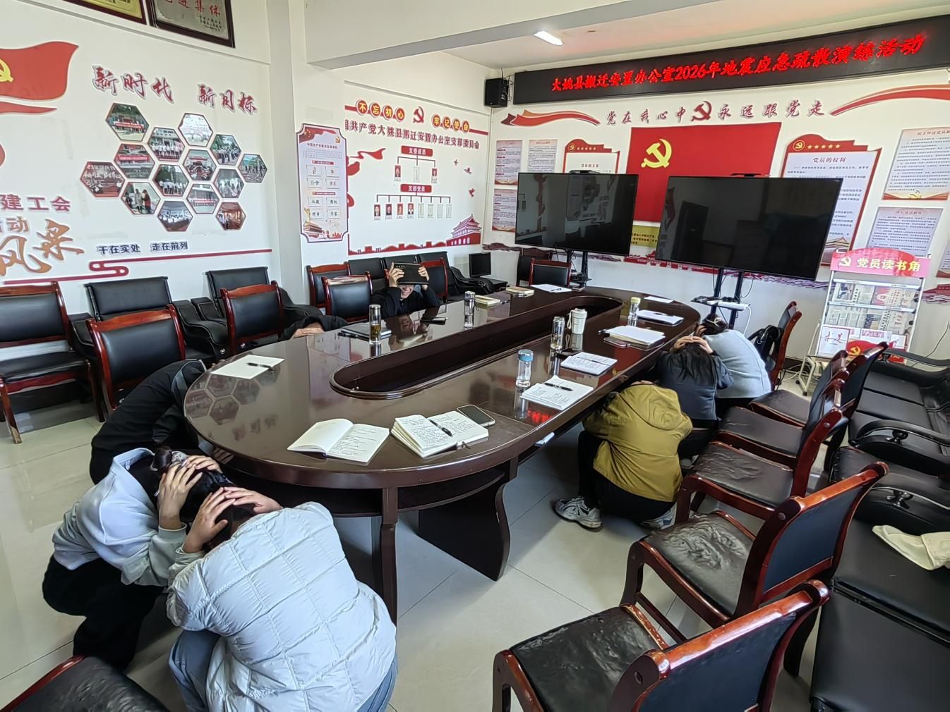 大姚县搬迁安置办公室开展地震应急疏散演练活动(图1)