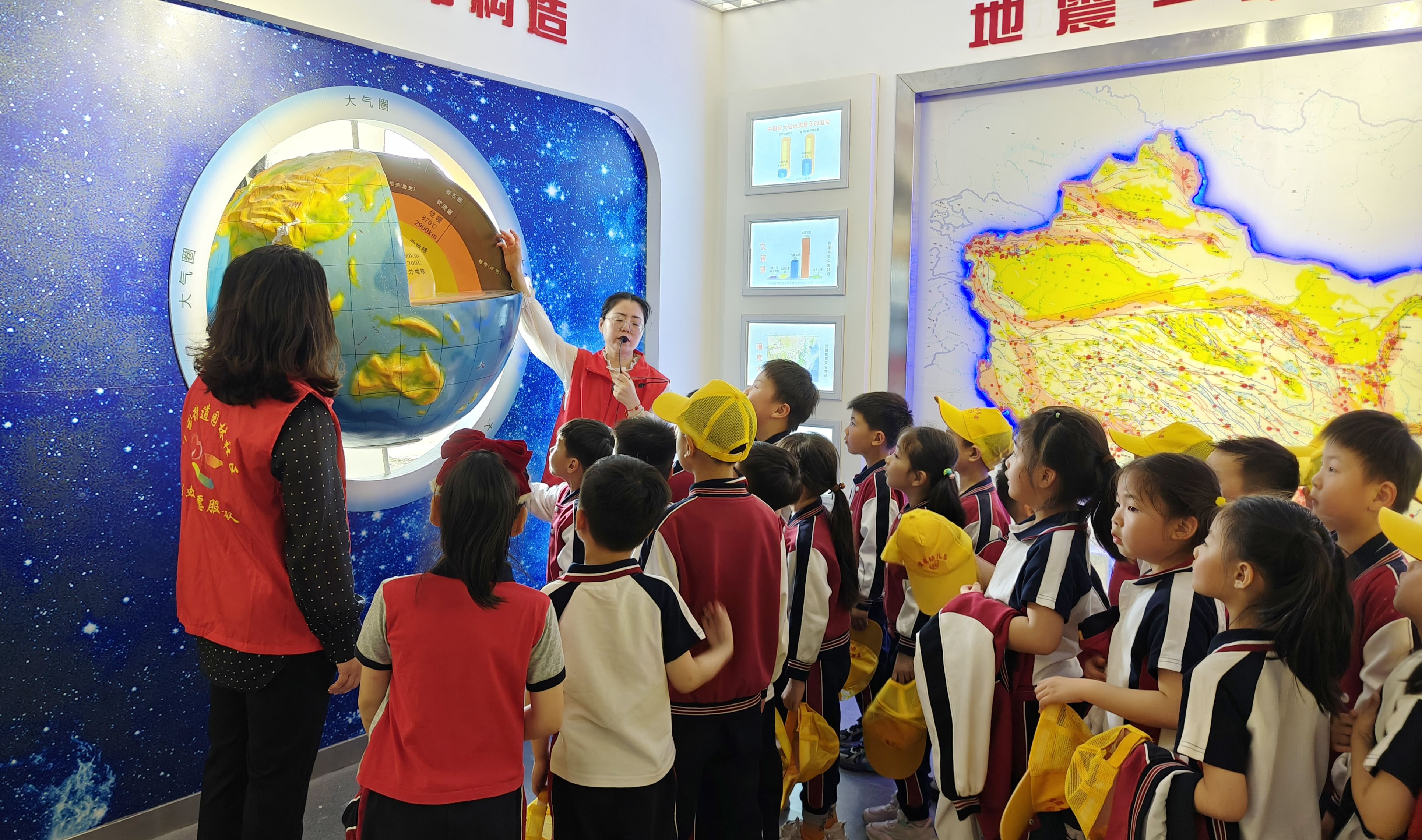 【盘州一中】校园动态盘州必赢网址市第一中学开展2026年高考前消防、防洪防汛、地震应急疏散演练活动(图1)