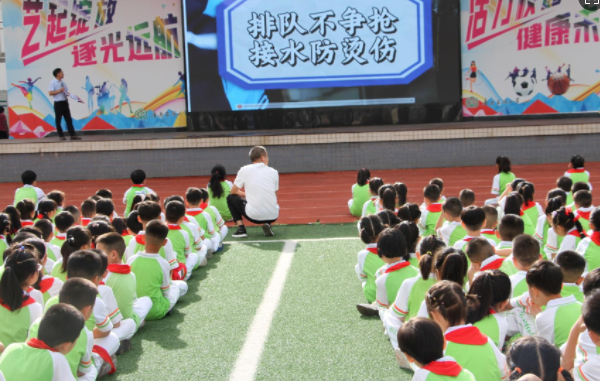 房县东城小学“集中+分班”开展开学安全第一课(图1)