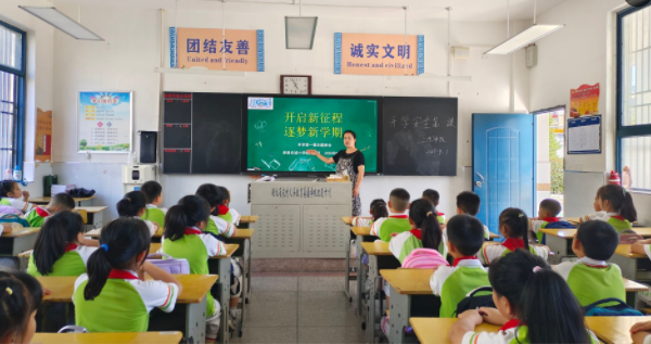 房县东城小学“集中+分班”开展开学安全第一课(图2)