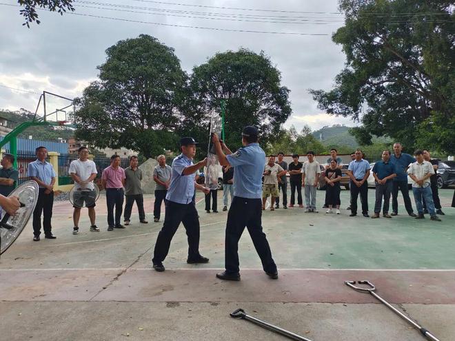 致敬教师节｜贵台派出所为教师们送上“安全大礼包”!(图2)