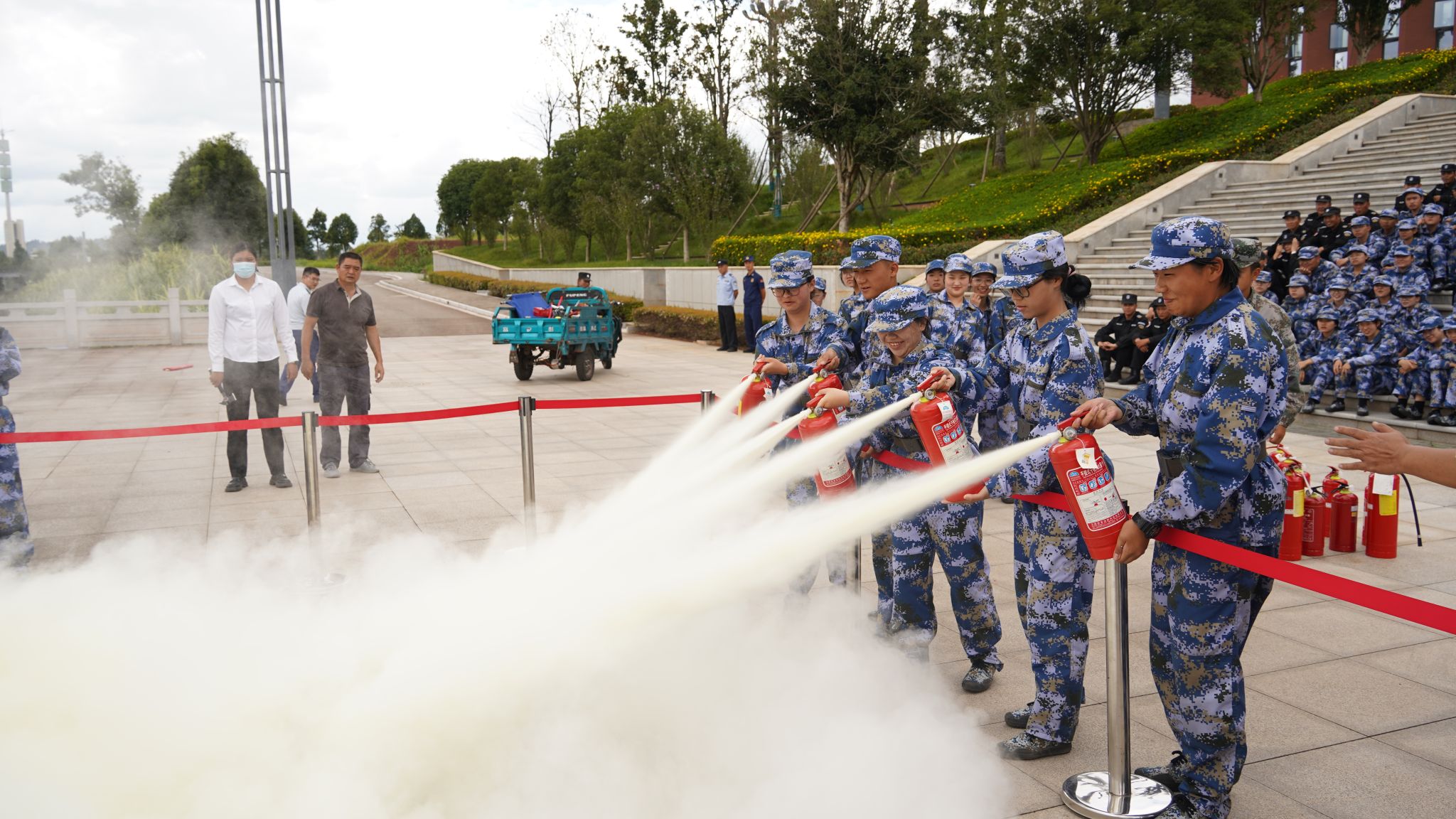 学校组织开展消防及地震应急疏散演练(图4)