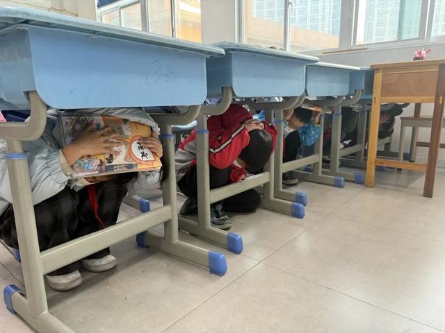 防震演练铭记于心安全健康始于行动——西安市浐灞第二十九小学开展地震应急避险疏散演练活动