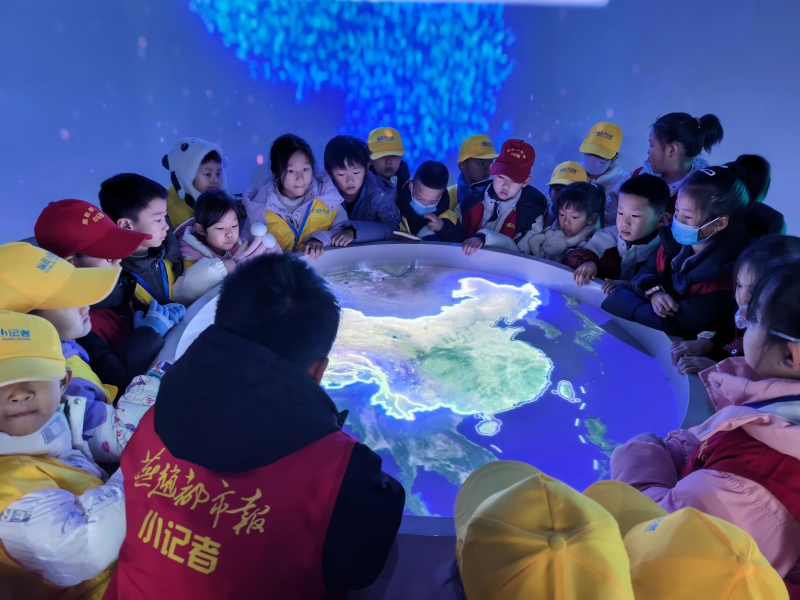 必赢中国官方网站【小记者大视野】纵览小记者走进河北医科大学安全教育馆 学习避险真本领(图1)