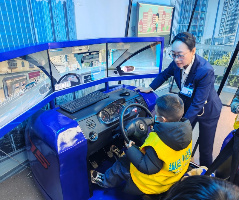 必赢中国官方网站【小记者大视野】纵览小记者走进河北医科大学安全教育馆 学习避险真本领(图2)