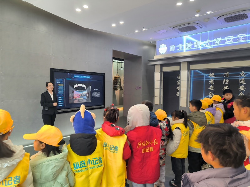 必赢中国官方网站【小记者大视野】纵览小记者走进河北医科大学安全教育馆 学习避险真本领(图3)