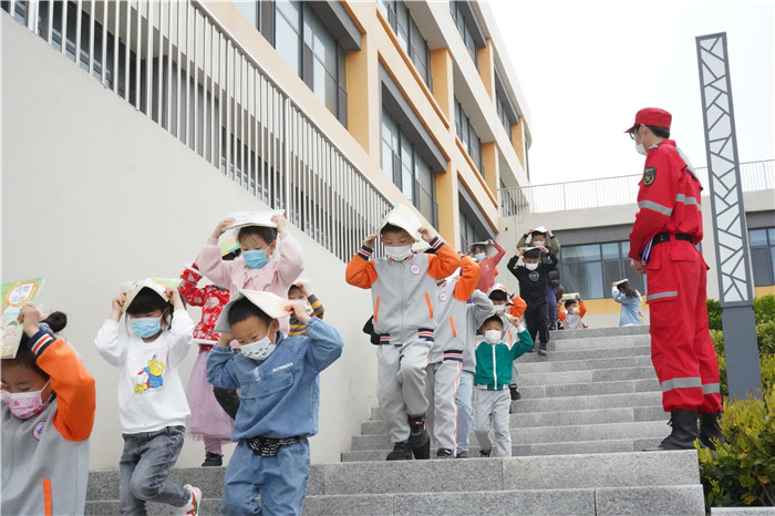 日本岛根县东部连续发生多次地震最大62级暂无海啸风险我驻大阪总领馆提醒中国公民防范地震(图1)