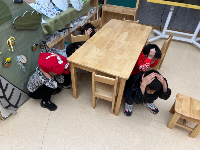 筑牢校园防震安全防线 石家庄市BWIN加强中小学校地震避险演练工作(图1)