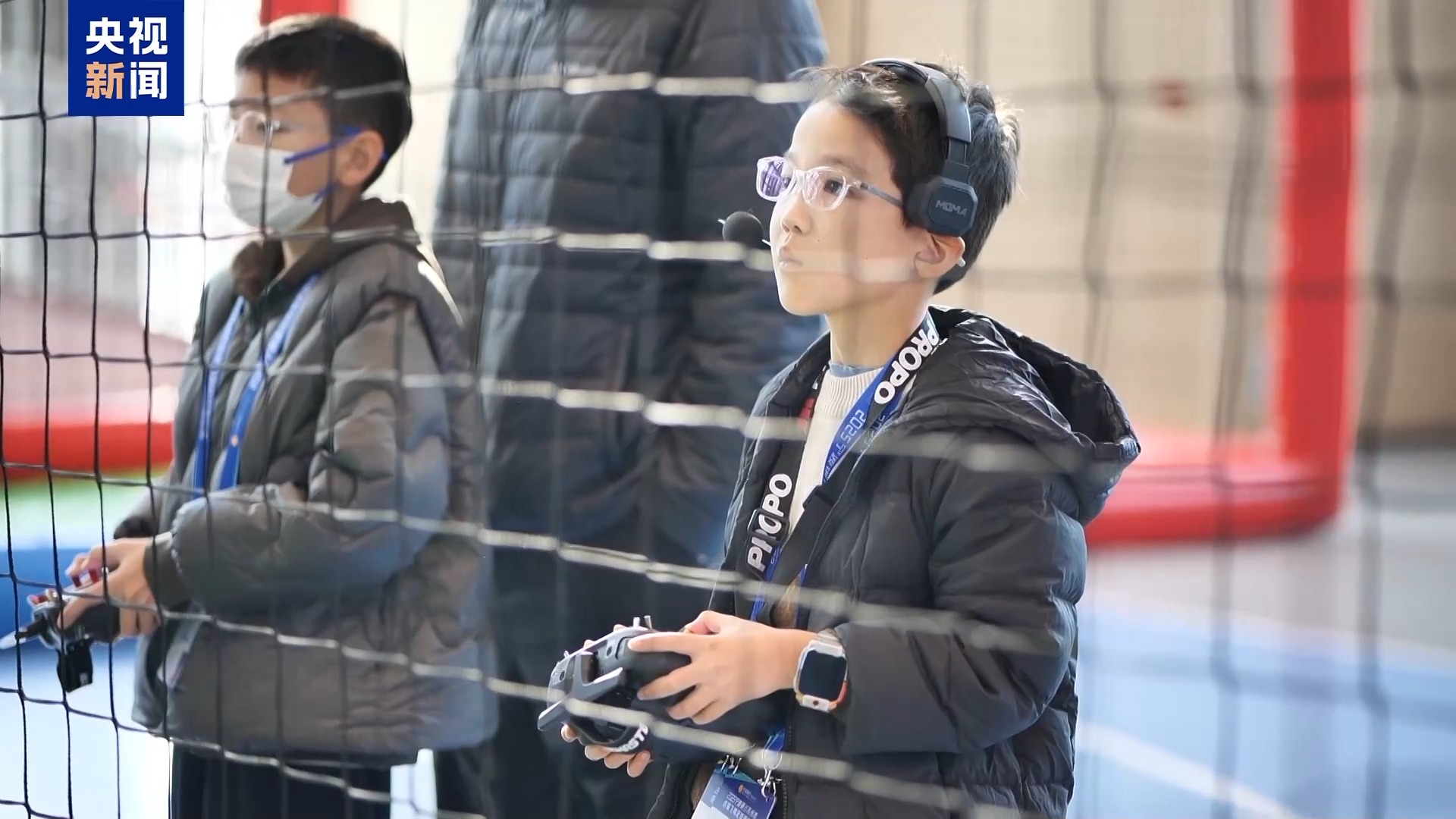 BWIN“会飞的足球”火爆校园 青少年“玩”出未来产业(图2)